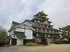 14:35
岡山城天守閣です。
黒漆塗の下見板の外観が特徴で、この印象から「鳥城(うじょう)」と呼ばれ、親しまれています。
隣県の姫路城「白鷺城(はくろ城)」は白い事から黒と白で対比される事もあるそうです。

姫路城ほどではありませんが、こちらも外国人観光客がたくさん来ていました。