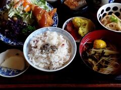 西大寺近くの五福通りにある、カフェでカフェ飯。
おしゃれな感じのカフェでしたが時間がゆったり流れている感じ。
根菜中心でヘルシーだけど、ボリュームたっぷりでした。