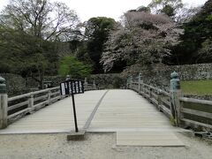 大手門橋を渡ります。