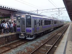 北上駅のホームに上がります。
昨日乗った東北本線が止まっていました。ちょうど通学時間です。