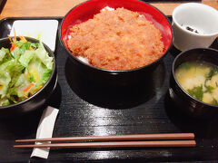 夕食は館内レストラン空楽で「わらじ丼」

わらじみたいな平べったいカツが２枚、わらじのようだからわらじカツ。秩父の郷土料理です。

実は「ソースカツ丼」で有名な駒ヶ根あたりに２０年近く住んでいたので、甘めのソースに慣れているためか若干しょっぱく感じました。ですがおいしくいただきました。