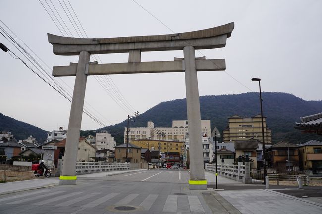 橋の前に鳥居が建つのは金刀比羅宮参道大宮橋です。先ほどから歩いているこの道は旧丸亀街道になります。この橋を渡ると通り町。そこからは一気ににぎやかなエリアに入るので、この橋は金比羅さんの玄関と言った位置づけです。<br /><br />渡って、すぐを右に折れると、多度津と善通寺経由で金比羅さんを結んでいた多度津街道。丸亀街道や高松街道に比べればマイナーだったように思います。今でも、特に賑やかな通りでもなくて、目立たないです。