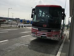 関西空港第二ターミナルまで運んでくれたのは京阪バスでした。