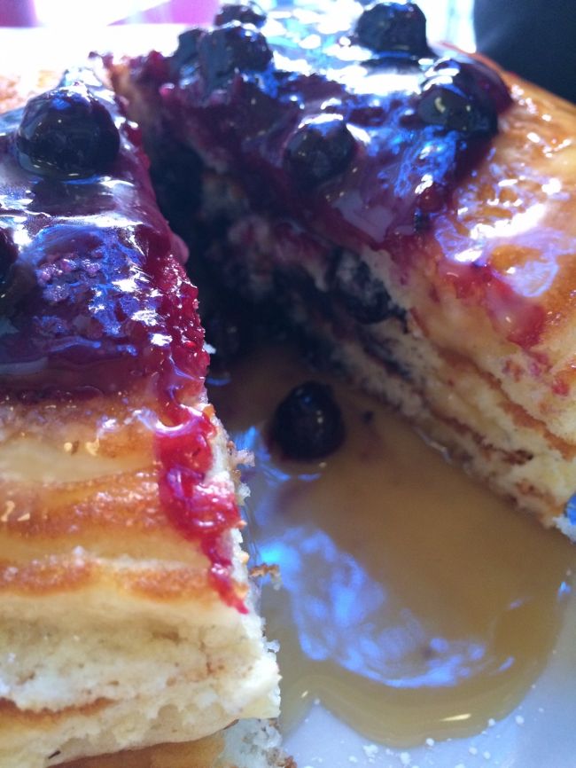 お約束の〜<br />真ん中で割ってみたらこんな感じ（笑）<br />ブルーベリーは上のソースだけじゃなかった。<br />生地の中にも入ってました。