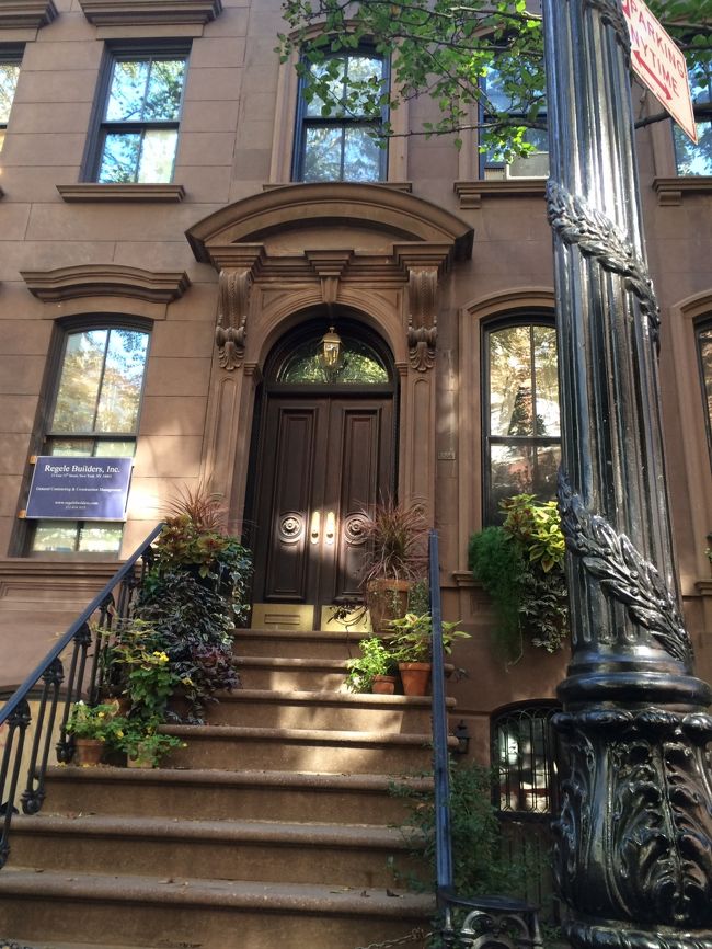 NYUからてくてくお散歩。<br />そして、来てみたかった場所に到着しました。<br /><br />知ってる人は知っている。<br />「Sex And The City」で主人公キャリーが住んでいたアパートメントです。今はだれも住んでいないようで、入り口にはチェーンがかけられていました。<br />ドラマを見た人が勝手に入らないようにですね・・・<br /><br />私が到着したとき、何人かがやはり写真を撮ってました。<br /><br />ここらへんは完成な住宅街です。あまりいると迷惑なので、ささーっと移動しちゃいました。