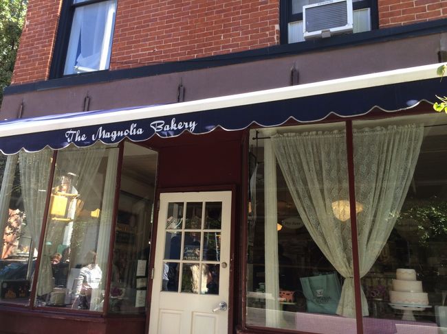 そのキャリーの家から数分で、今度もドラマに出てきた、マグノリアベーカリーです。さすがにおなか一杯で中にははいりませんでしたが、外まであまぁ〜い匂いが！