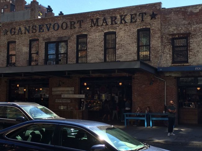 たどり着いたのは、ガンズボートマーケットです。<br />去年のツアー以降にできたところかな？<br />チェルシーマーケット付近で、やはり食肉加工場跡を利用して作られたマーケットです。全然広くないですが、１０店以上の食べ物屋さんがデパ地下のように並んでます。中でちょっとしたテーブルもあり、ゆっくり食べることもできます。