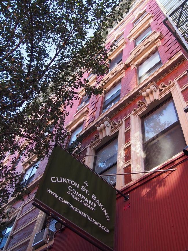 はるばる遠くまでパンケーキを食べにきました！<br />１０時前に着いたと思ったけど、もう外に５、６組いたなぁ。<br />中に入って名前を告げておけば、順番が来たら名前で呼んでくれます。<br /><br />お店はまぁ、結構狭いですね。テーブルが主だけど、何席かカウンターがあるので、一人だと大体そこに案内されます。<br />でも、その方が落ち着いて食べられたかなぁ〜。<br /><br />赤い壁、このフラッグ、かわいい〜?