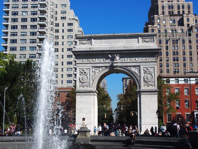 公園中心に噴水があります。<br />緑もベンチもたくさん！