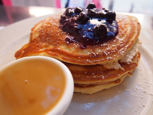 頼んだのはパンケーキWithメープルバター。<br />ブルーベリー/バナナとクルミ/チョコレートの3種類の中から選べます。<br />私はブルーベリー。<br />メープルバターとの相性がバッチリ！（そのほかだと甘すぎるかも？）<br />直径１０ｃｍちょっとのパンケーキが３枚でしたが、かなり満腹になりました。