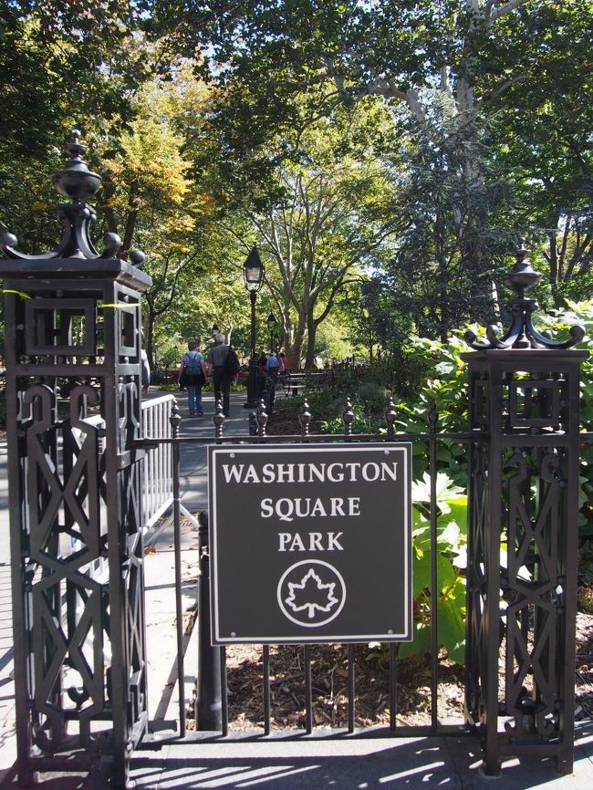 お腹がいっぱいすぎて、これは歩かないと消費できない！<br />ってことで、また地下鉄で今度はワシントンスクエアへ！<br />いいお天気でたくさんの人がいます。