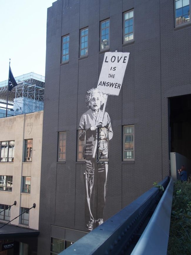 ガンズボートマーケットから少し進むと、ハイラインの一番南側につきます。<br />そこからチェルシーマーケットまでさらなるお散歩。<br /><br />ふとみると、ビルのかべにこんなアートが。