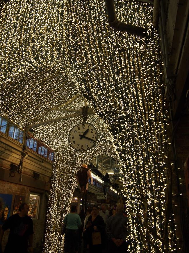 チェルシーマーケットにつきました。<br />前回、結構長い時間みたので、今回は特に買い物はしてないのですが、ハロウィン前だとやっぱり雰囲気が違いますね。