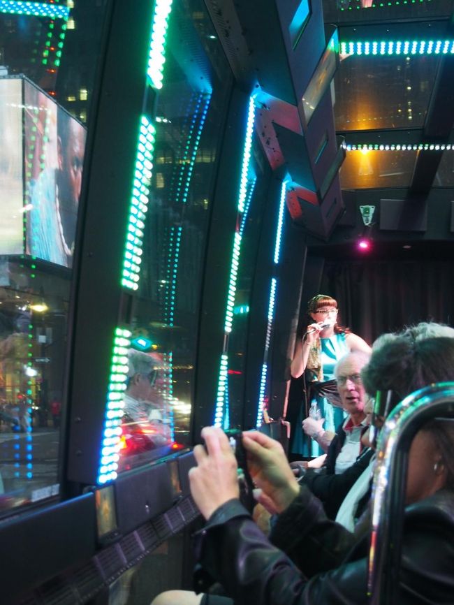 女性が立ってますよね。<br />その向こうが運転席です。そして、手前の人たちは参加者。<br />ね、みんな窓側を向いて座ってるでしょ？<br /><br />立っている女性とこの反対側（手前）にＭＣが二人いて、ツアーを盛り上げます！