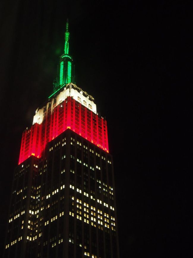 実はこの日は、コロンバスデー。<br />なので、エンパイアステートビルのライトアップがいつもと違います。<br />多少、アップにしてますが、この景色が見える部屋、最高〜！<br /><br />今日はゆったりお風呂にはいって、また明日に備えなきゃ。<br /><br />ＮＹでの時間ももう半分過ぎちゃいました・・・あっという間だなぁ〜