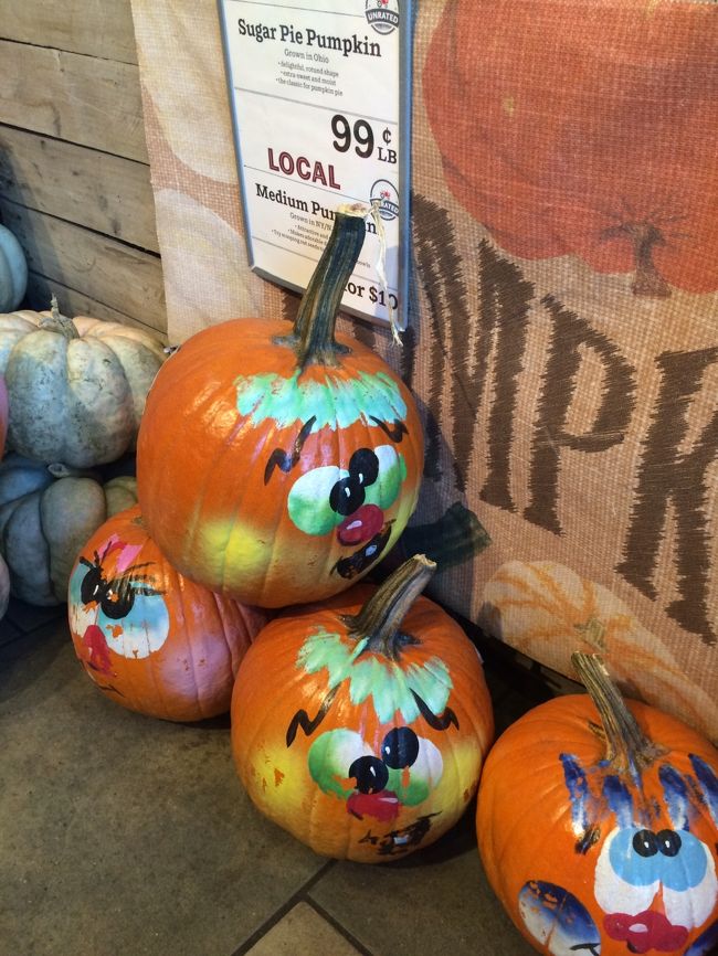 チェルシーマーケットを後にして、今度は徒歩でユニオンスクエア方面に向かいます。ここは前のときもよく来ましたが、今回もユニオンスクエア駅近くのホールフーズでお買い物！<br />入り口にはまたかぼちゃ（＾＾）<br /><br />この後は荷物を抱えて、一度ホテルに戻ります。<br />とはいえ、もう結構いい時間。かなり遅いお昼（フルーツ）をホールフーズで買って、ホテルでのんびりいただきました。<br />朝しっかり食べると、ほんとにお昼は食べたくなくなる（苦笑）<br /><br />まぁ、夜のツアーに向けて、体力回復ですな。