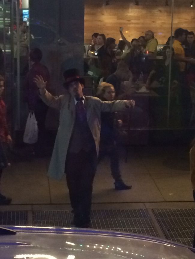 シェイクシャックというハンバーガーやさんの前にいた人がいきなり踊り始めました。なんと、この人はマイクを付けているので、その声はバスの中に流れます。<br />歌いながら踊り、バスが走り始めるとしばらく走ってついてきました。<br /><br />こんなパフォーマンスが、５，６か所あったかな？<br />１時間程度のバスツアーですが、かなり楽しめます。<br />夜景も素敵です。（あ、昼間の時間帯もありますよ〜）<br /><br />これに乗りたかったんだぁ〜満足！<br />今日は昨日より早めにホテルに戻ることが出来そうです。