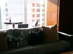 ホテルは明洞のロッテヤングプラザの隣に新しくできたクラウンパークホテルでした。
新しくてキレイ。
地下商街の階段上がってすぐのところですが歩道が狭くて面倒です。
何故かフロントが上の階にあります。