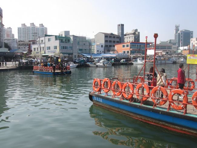 アバイ村の散策を終えて対岸の中央洞へ、人気の乗り物、渡し船ゲッペに乗ります、2隻の渡し船が動いていました