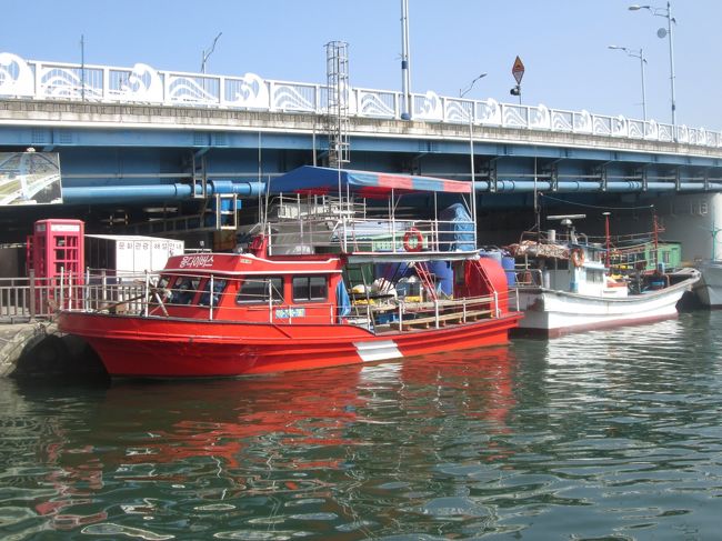 アバイ村に停泊中の観光船