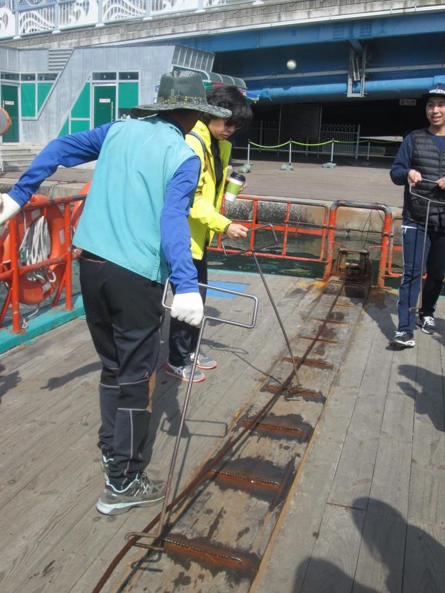 渡し船・ゲッペはワイヤーを手でたぐって動かしています、珍しい乗り物です