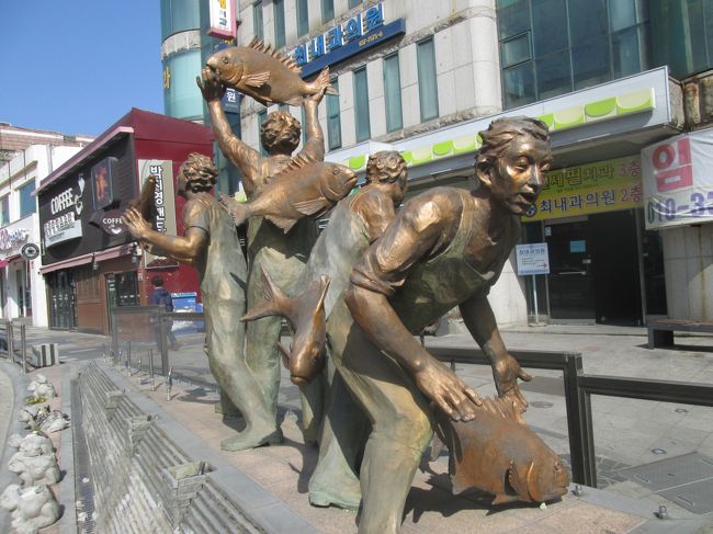 中央洞の大通り沿いにありました