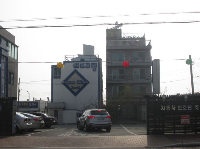 ジェームスブルーホステルです、大通り沿いから見ました