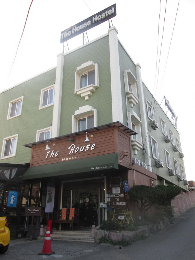市外バスターミナルに向かう途中に「ザ・ハウスホステル」がありました、、宿泊料金が安いドミトリーがあります