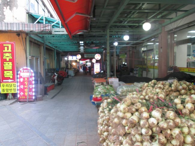 市外バスターミナルから束草路を歩いて束草観光水産市場に行きました