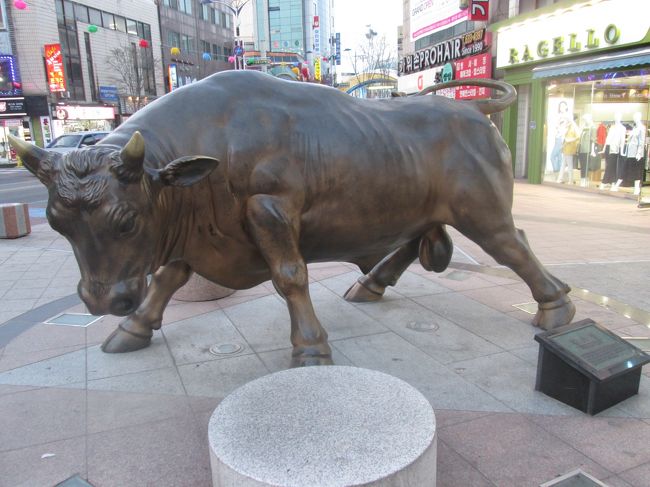 大通りに牛のオブジェがありました