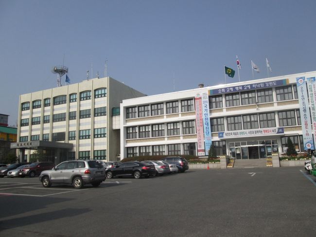 大通り沿いに束草の市庁舎があります