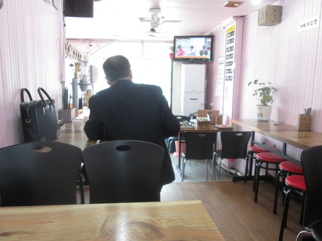 食堂内、小さな食堂です