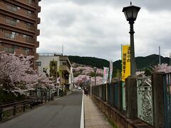 〔 琵琶湖疏水 〕

駅のすぐそばから、琵琶湖の湖水を京都へ引くためために明治時代に建設された「琵琶湖疏水」が流れています。
この疎水に沿って、正面にある「三井寺」へと向かいましょう。