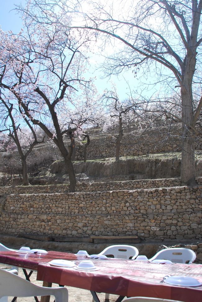 あぜ道の先にあったのは、大きな住宅と、そのそばの斜面を切り開かれて作られた広場。<br />そこにテーブルが出ていて、人数分のお皿が置いてあります。<br /><br />この日のランチは、このお宅の絶景の庭で、気持ちよい風に吹かれながらナガールの伝統料理を味わう、というもの。