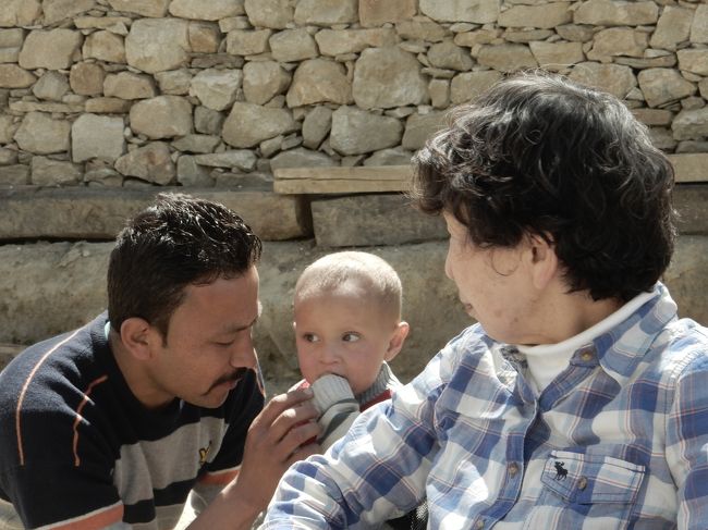 この食事を作ってくれるのは、西遊のシェフであるワジッドさん。<br />ナガール出身らしいので、もしかしたらここは彼の実家かもしれませんね。<br />日本食も修行していて、味には定評あるそうです。(実際素晴らしかった！)<br /><br />食事を待っていると、彼の家族？と思われる子どもが出てきて愛想をふりまきます。<br />とりあえず見た目から「マルコメ君」と名付けておきました(笑)。<br /><br />この構図、左はガイドのモモさん、右はツアーメンバーのSさんですが、何だか「実家に帰省した息子と孫」みたいな光景。<br />