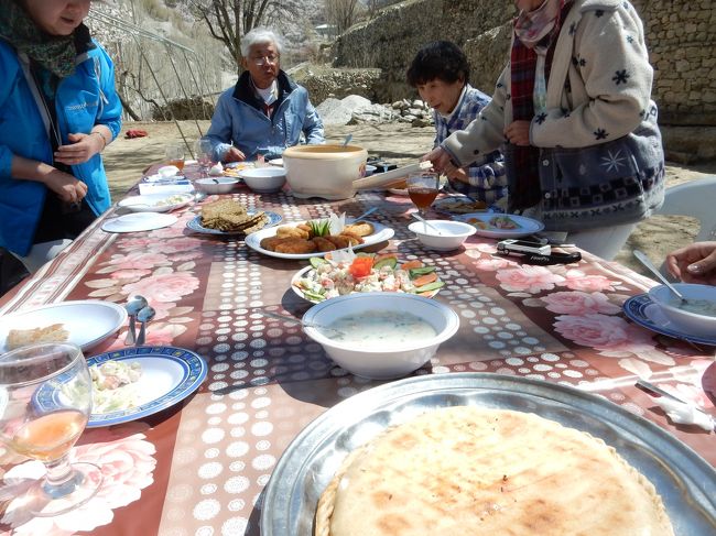 スープを飲んでいるうちに、次から次へと料理が出てきてそのたびにフォトセッションに(笑)。
