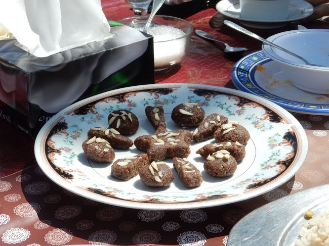 量の多さにすっかり圧倒され、あれだけ取ったのにまだ残っているコロッケを寂しい気持ちで見送ろうとしたら、さらにデザートまで出てきました(笑)。<br /><br />こちらは杏の風味が漂うクッキー。<br /><br />これ以外にも、小さくちぎったチャパティを杏のオイルにつけて食べるという、ナガールの伝統的なデザートもありました。