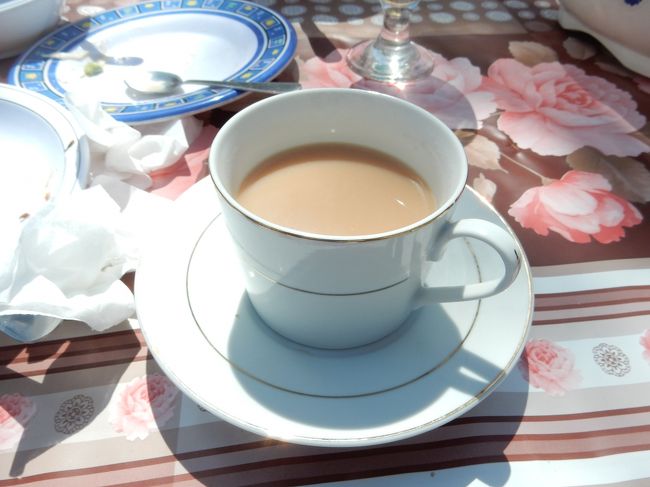食後は、もうすっかりおなじみになったチャイ。<br /><br />普段はコーヒー派ですが、今回の旅行の食事ではチャイ以外飲んでないなあ。