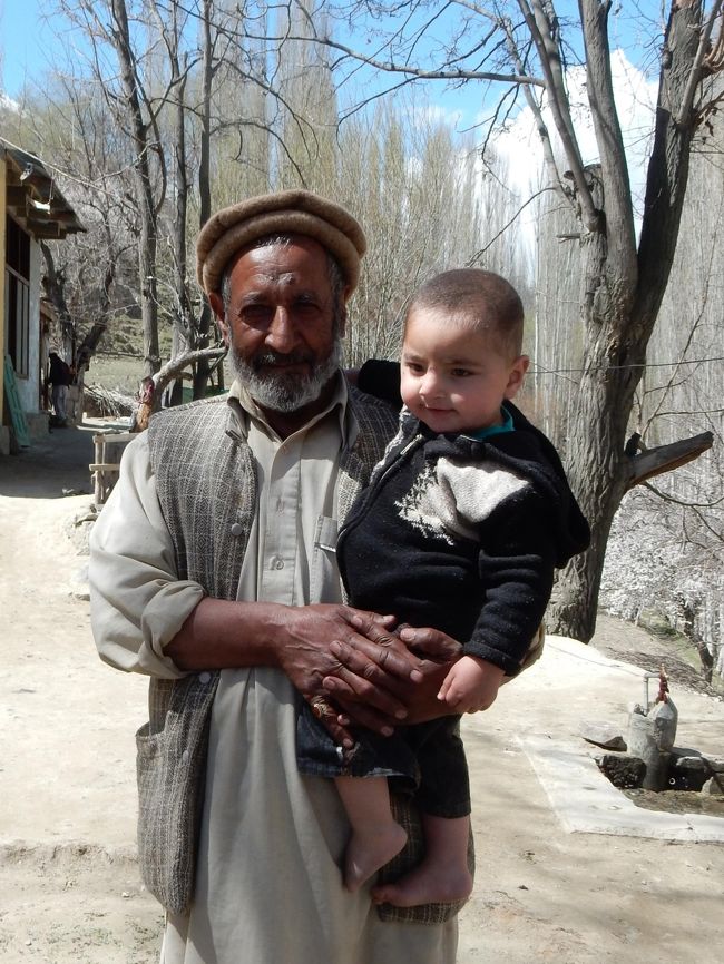 こちらがこの邸宅の家長さんと、とりあえず急いで名付けた「マルコメ君2号」(笑)。<br /><br />家長さんの顔の彫りの深さとしわの数に、この大地で暮らした証が読み取れます。