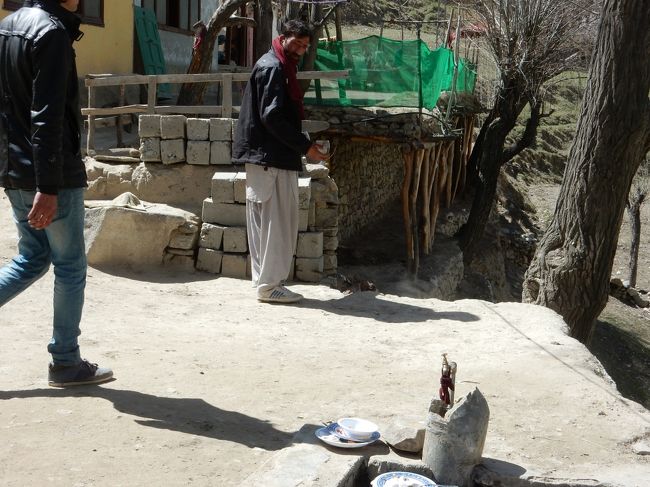 と思ったら、慣れたものでさっと家の人が出てきて追い払われました。<br /><br />このあと数分してもう1回同じ流れになったんですが(笑)。