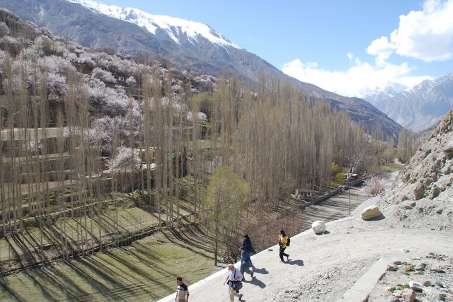 こうして歩いている間に、学校が終わったようで子どもたちが楽しそうに声を上げながら通り過ぎていきます。<br /><br />彼らが通り過ぎていくのではなく、一陣の風のような我々旅行者のほうが通り過ぎているんですけどね。