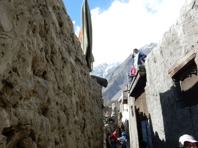 真っすぐ来れば数分で着く距離をぐるっと30分くらいまわって、すれ違うのも難しそうな狭い道でジープを降り、村長さん？の案内のもとアルチットの村へと入ります。<br /><br />このアルチットの村は、1100年の歴史を持つという、フンザの谷でもガネーシュなどと並んで古い村。<br /><br /><br />実際に人が住んだ形跡はもっと古いらしく、村長さんの説明によればどうやら前漢の時代に人がやってきて集落が出来たのがその始まりなんだとか。<br /><br />そうなると2000年... 「旧約聖書にも登場する村」とかも行って時間感覚を大いに狂わせた経験がありますが、この「前漢」という単語も私に全く実感を与えてくれません。