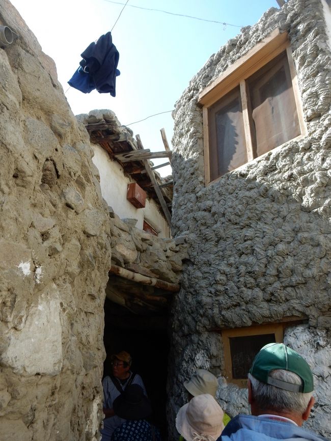 村長さんは、建物はマグニチュード9まで耐えられると言ってましたが、本当かなこれ(笑)。<br /><br />このアルチットの村は、カリマバードなどと並んでフンザの集落の一つであり、さっき訪れた対岸のナガールとかつて熾烈な戦争を繰り広げていました。<br />こんな場所で戦争なんか考えるなよ、とは思うのですが(笑)、何か戦って得なければならないものがあったんでしょうね。<br /><br />そんな環境のため、アルチット村は村自体がまるごと要塞化しています。<br />道はフェズの旧市街、とまではいきませんがくねくねと折れ曲がり、一気に攻め入ろうとすると袋のねずみになることが容易に想像できます。<br /><br /><br />ちなみに、電線がわずかしか見えないのですが、どうやら地中埋設されているらしい。<br />景観保護のためにそうしているそうですが、なかなか見かけによらず進んでいる村です。