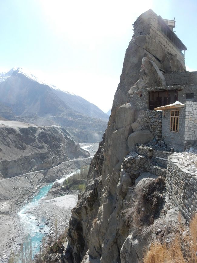 こちらが、ナガールに面したフンザ川沿いにある、アルチット・フォート(砦)。<br /><br />断崖が天然の要害となっていて、これは上から射掛けたり石落としたりといくらでも守りができそう(笑)。<br /><br />アルチット・フォートは入れる時もあるそうですが、この時は改修中か何かで入場はできず。