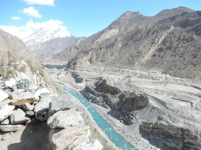 視線を変えて、画面の左奥、上部フンザ方面を。<br /><br />目の前を流れているフンザ川の対岸、真ん中に見えている大きな岩は昨日訪れた岩絵のあるところですね。