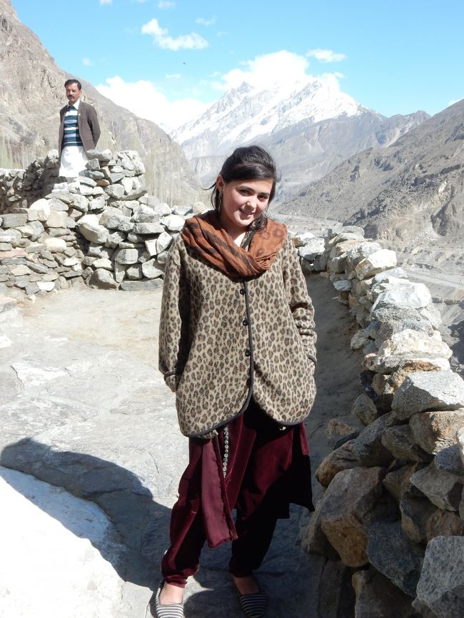 砦から街の方に行こうとしたら、西遊のパンフレットとかにも使われているという村の娘さんが登場したので、即席フォトセッション。<br /><br />表情の作り方やポーズの取り方が完全にプロっぽいですね(笑)。<br /><br />後ろにいるのはお父さんらしい。<br />マネージャーに見張られながらの撮影でした。