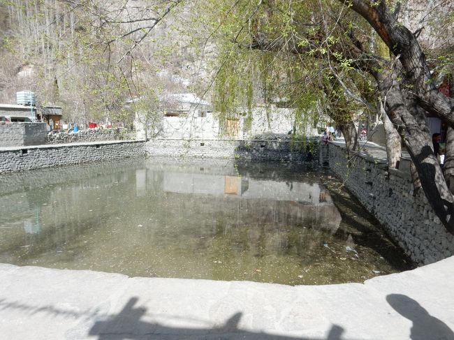 外には、飲料水確保、そして敵の来襲の際の防御力を高めるための堀もありました。<br /><br />あと、かつてはここでは沐浴も行なわれていたようです。<br />体洗った堀の水を飲むのか...それが一般的な地域があることは充分理解していますが、想像はあまりしたくありませんな(笑)。<br /><br /><br />周囲には、緑色の花をつける桜の木も多くありました。<br />こちらに来て桜はほとんど目にしていませんでしたが(いや、多分たくさんあるんだけどまだ開花してなくて目立ってないだけだと思いますがw)。