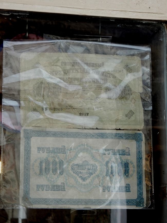 小さな土産物屋のガラス窓に貼ってあったのが、1917年のルーブル札。<br />そう、ロシア革命の頃に発行されたお札です。<br /><br />帰ってから調べてみたら、どうやら2月革命で政権を掌握し、その年の10月革命でボリシェヴィキに倒された臨時政府が発行したお札のよう。<br />ということはほんの数か月しか使われなかった幻の紙幣という事になりますね。<br /><br /><br />こんなのが普通に置いてあるのは、さすがグレートゲームでロシア勢力なんかも頻繁に入ってきていた地域ならではですね。<br /><br />古いお札好きなので、単独行動だったら店にふらっと入って、もしかしたら札も衝動買いしていたところかもしれません(笑)。