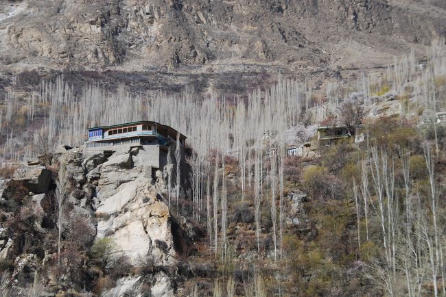 見上げると、岩場のすごく高いところに建物が見えたので「あれは何？」と聞くと、どうやらモスクとのこと。<br /><br />狭い斜面のわずかな空間にできたアルチット村なので、村のそばにはモスクを作る場所がなく、この崖っぷち(笑)が最善の場所だったようです。<br />バランス的にも危ないので、端っこのほうは重いものが置けず人もあまり入れないようにしているんだとか。<br />