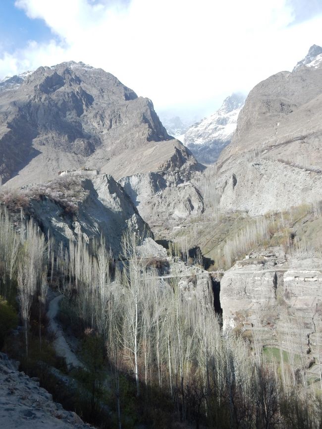 アルチットからカリマバードまでは、岩肌の中腹に作られた狭い道を進んでいきます。<br />途中、大きな谷を通過。<br /><br />一説には、このフンザの谷は「風の谷のナウシカ」のモチーフとなったとも。<br />(宮崎駿が語ったところによれば「中央アジアの草原地帯」がモデルであるという事ですが)<br /><br />吹き寄せる風、見下ろすような谷の構造。<br />私個人としては、明確なモデル地でなかったとしても、この谷はまさに「ナウシカの谷」と呼んで何らの差支えがないような、現実離れした雰囲気をまとっています。<br /><br />渋い場所ですが、フンザに来たらこの谷は絶対に見ていただきたいところです。<br /><br /><br />ここの成り立ちについてはバルチット・フォートで詳しく説明が入るので、そちらで。